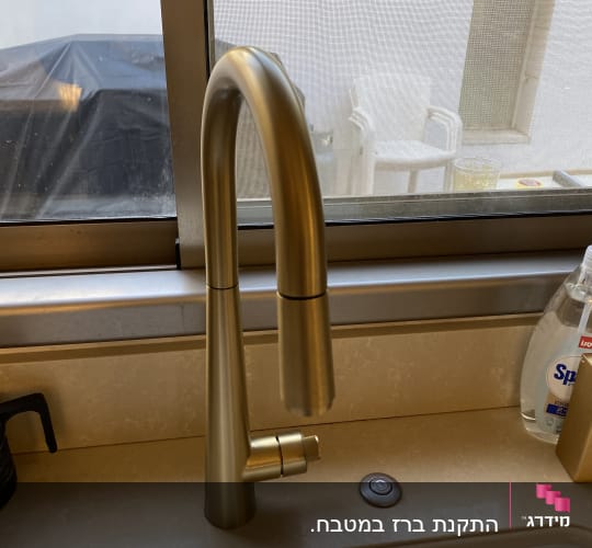 ברז מטבח מודרני על רקע חלון